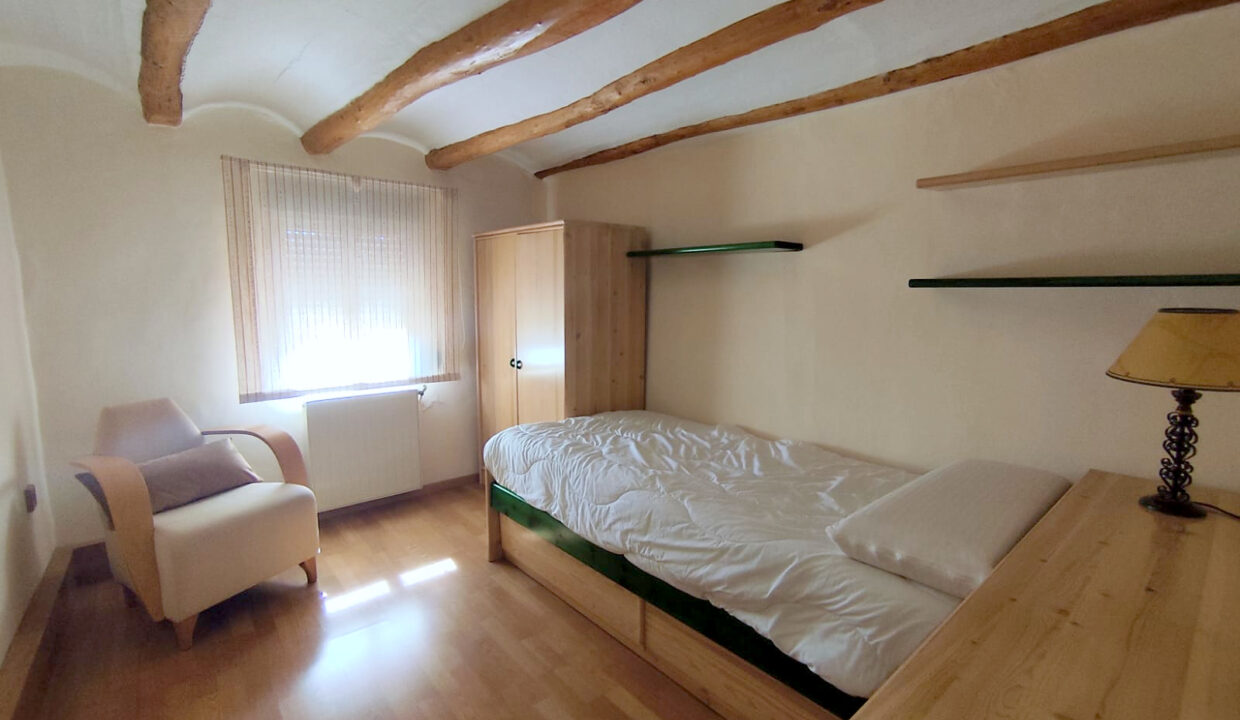 13 Casa en venta en Cocentaina - Dormitorio con vigas de madera