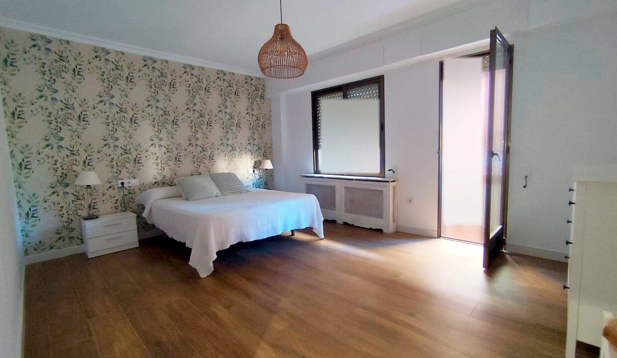 14 Piso en venta en el centro de Alcoy - Dormitorio principal con balcon
