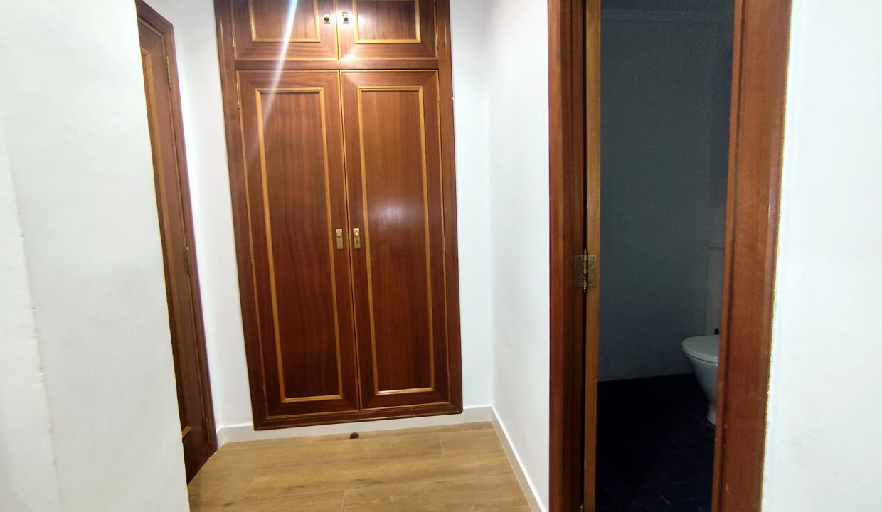 16 Piso en venta en el centro de Alcoy - Distribuidor con armario empotrado 2