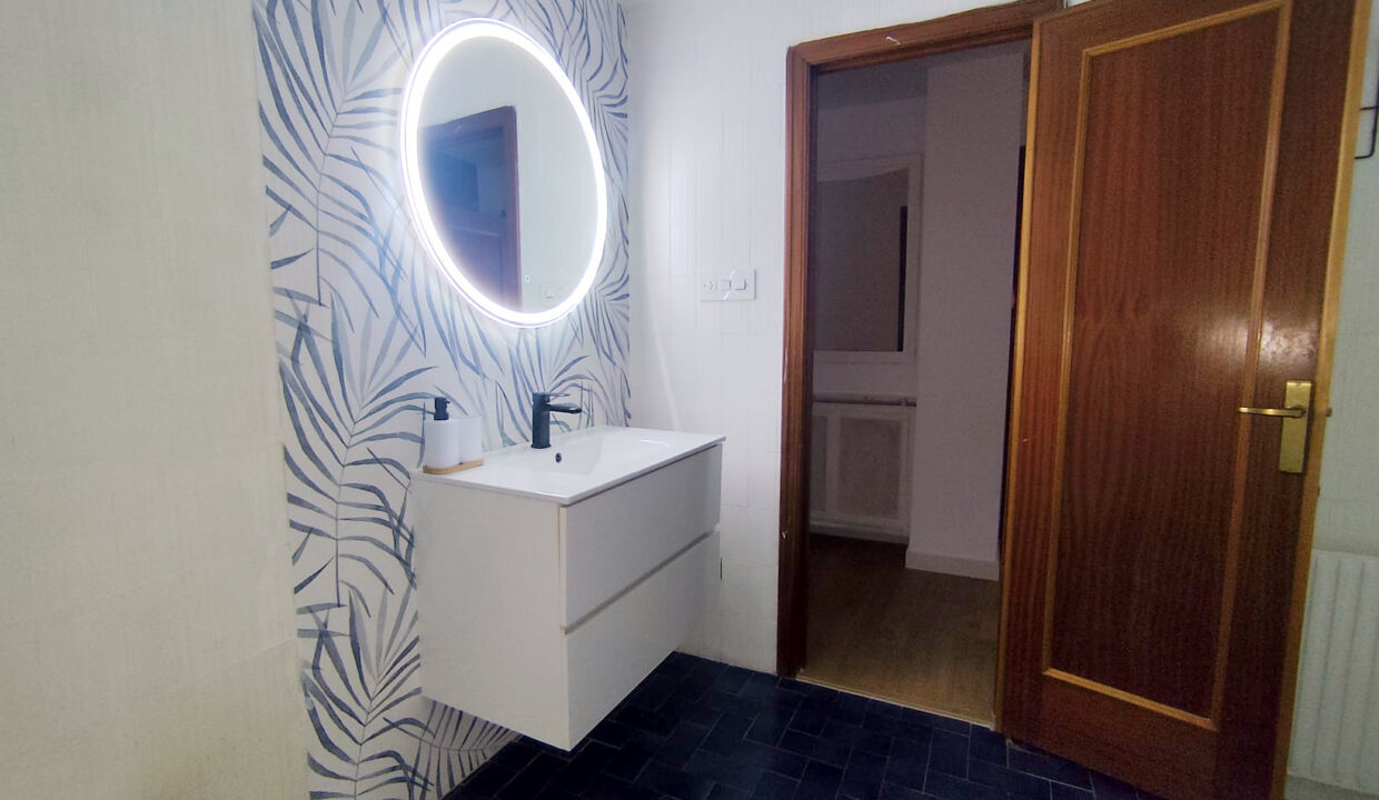 21 Piso en venta en el centro de Alcoy - Bano con espejo LED