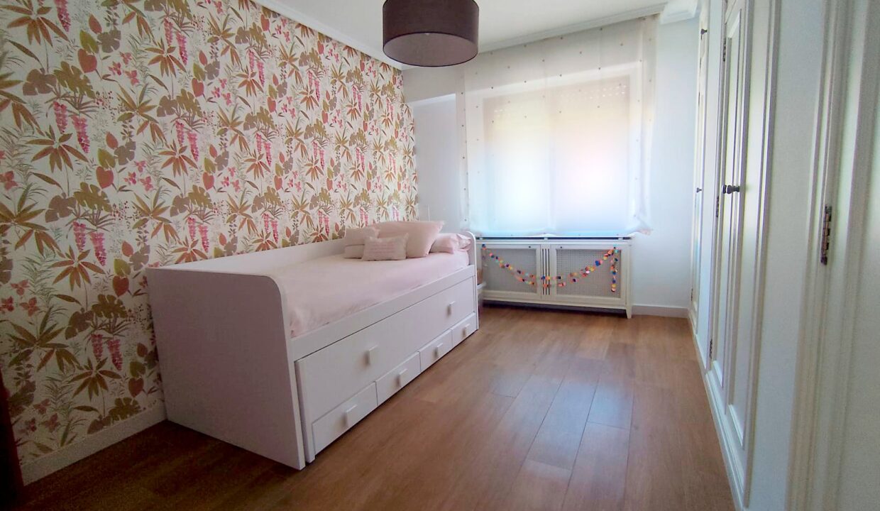 23 Piso en venta en el centro de Alcoy - Dormitorio con cama nido