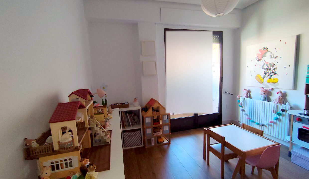 24 Piso en venta en el centro de Alcoy - Dormitorio con salida a balcon