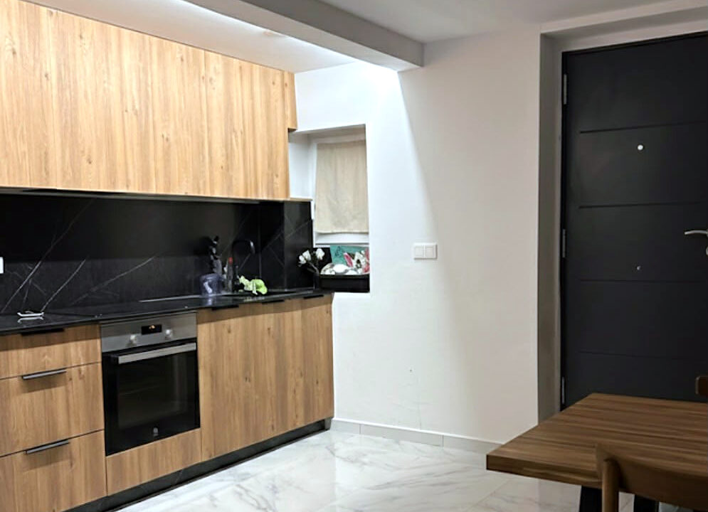01 Casa unifamiliar en venta en Zona Alta, Alcoy - Cocina abierta junto a la entrada