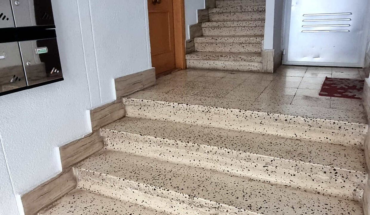 01 Piso en venta en Santa Rosa, Alcoy - Portal y escalera