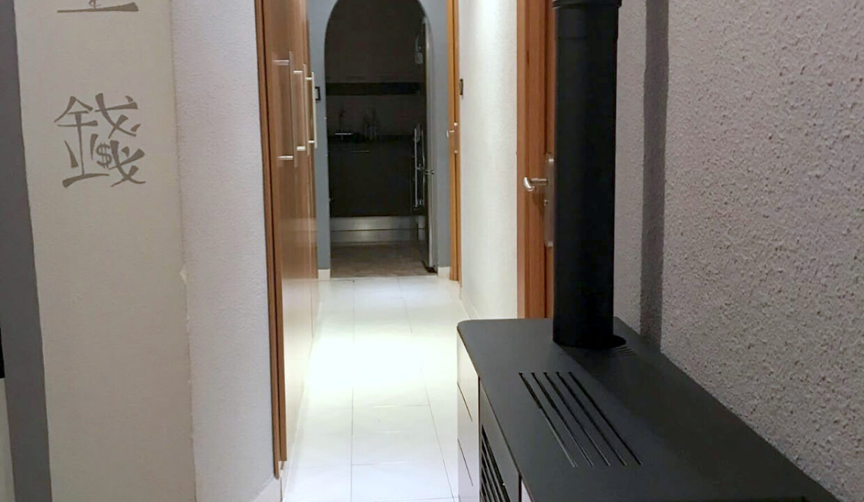02 Atico en venta en Ensanche, Alcoy - Pasillo con estufa