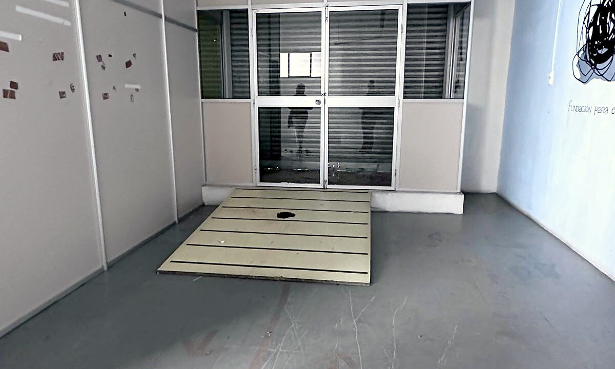 02 Local en venta en Zona Alta, Alcoy - Entrada con puerta de cristal