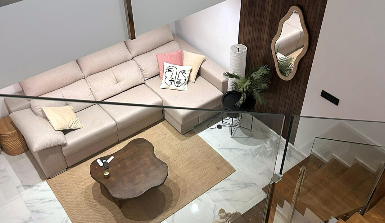 05 Casa unifamiliar en venta en Zona Alta, Alcoy - Salon visto desde la escalera