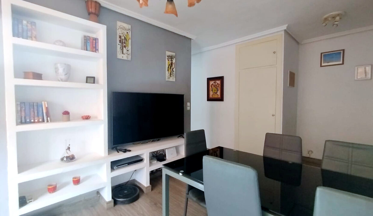 05 Piso en venta en Santa Rosa, Alcoy - Salon con estanterias