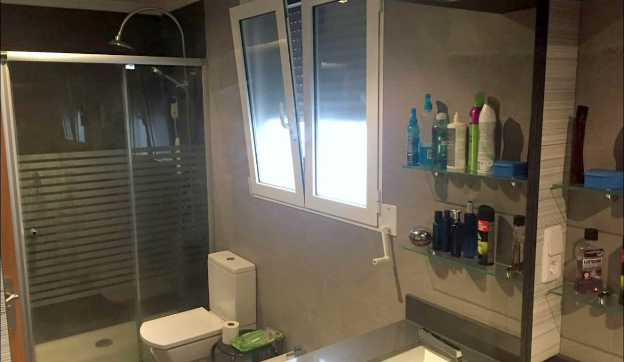 06 Atico en venta en Ensanche, Alcoy - Bano con ducha