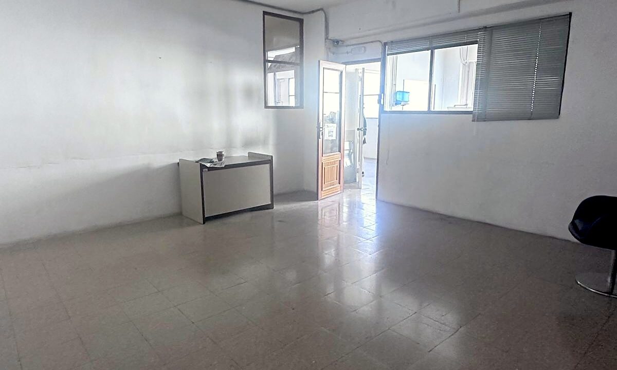 06 Local en venta en Zona Alta, Alcoy - Sala con ventanas