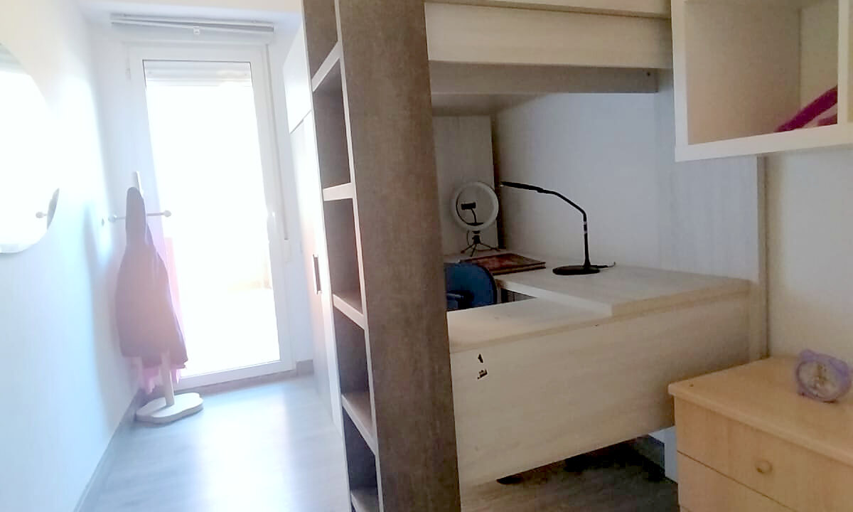 07 Piso en venta en Santa Rosa, Alcoy - Dormitorio con cama alta y escritorio