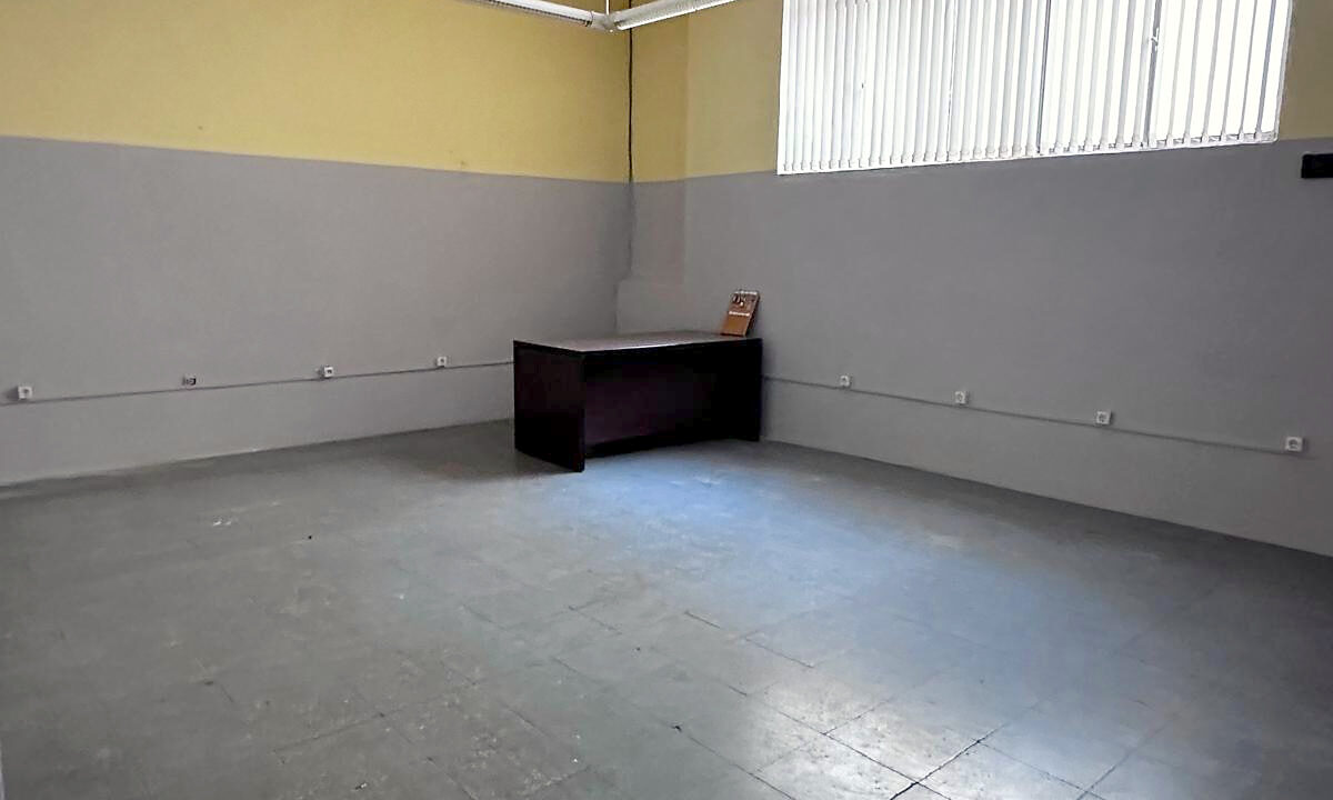 14 Local en venta en Zona Alta, Alcoy - Sala amplia con ventanal