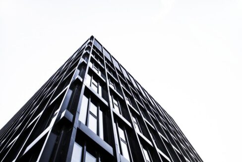 Esquina de un edificio de viviendas moderno