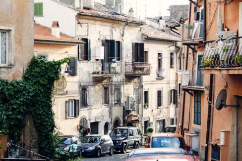 Fachadas de edificios de viviendas con balcones en una calle de pueblo mediterráneo