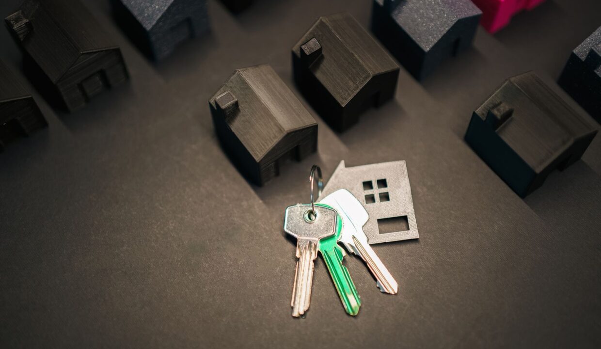 Llaves y maquetas de casas sobre una mesa, actualidad inmobiliaria