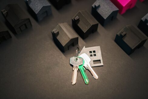 Llaves y maquetas de casas sobre una mesa, actualidad inmobiliaria