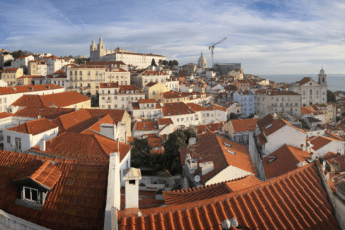 Vista de los tejados de una ciudad mediterránea con viviendas y edificios