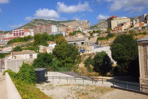 Vista de la ciudad de Alcoy (Alicante) con sus edificios y las montañas al fondo