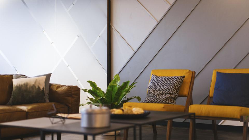 Salón de un piso de alquiler amueblado con sofá y planta