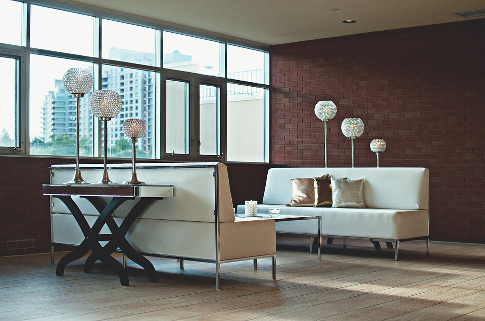 Salón de una vivienda con grandes ventanales y luz natural, imagen sobre el mercado del alquiler