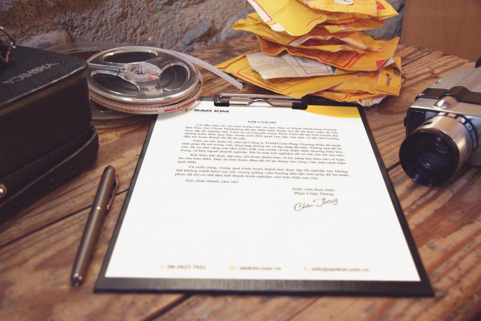 Documento sobre una mesa, trámites y requisitos para pedir ayudas a la vivienda