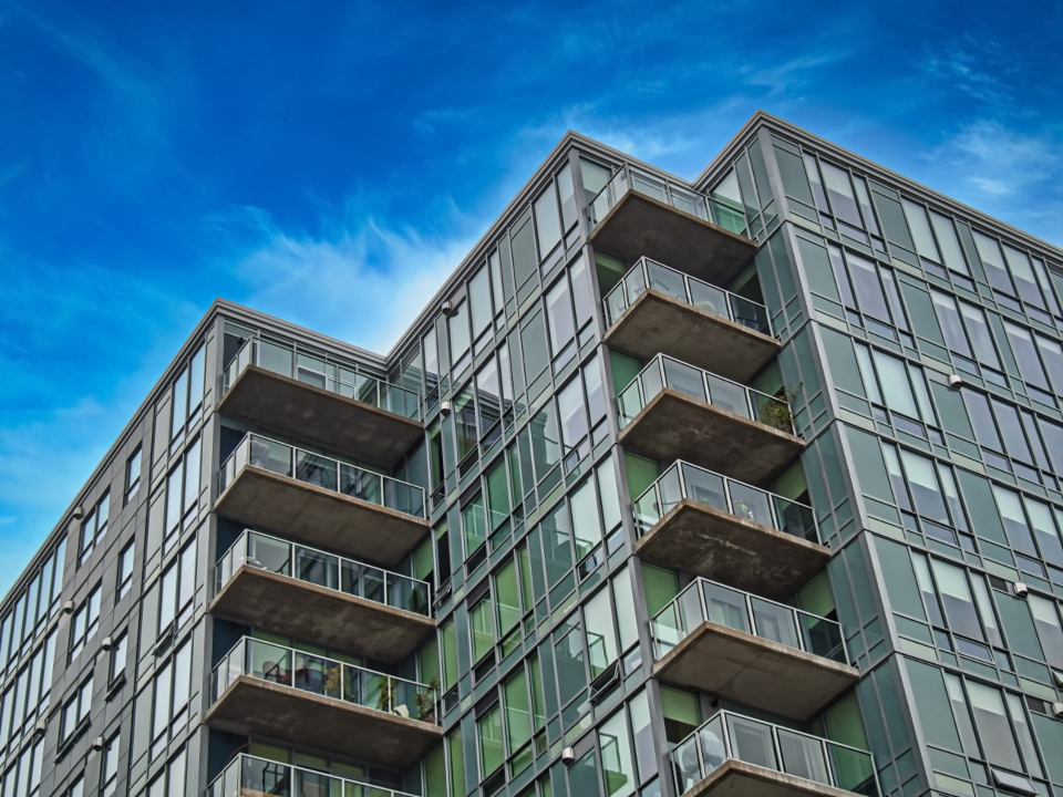 Edificio de viviendas protegidas de alquiler con balcones