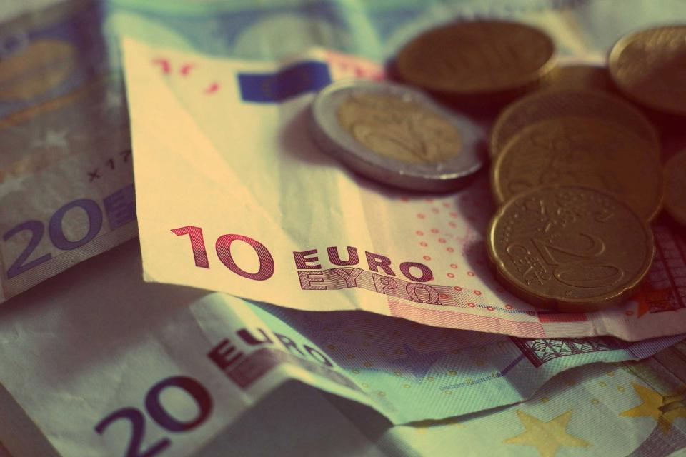 Billetes y monedas de euro, cuota de la hipoteca y Euríbor