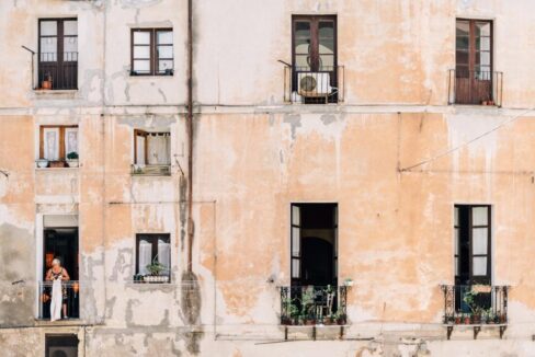 Fachada de un edificio de viviendas con balcones en una ciudad española