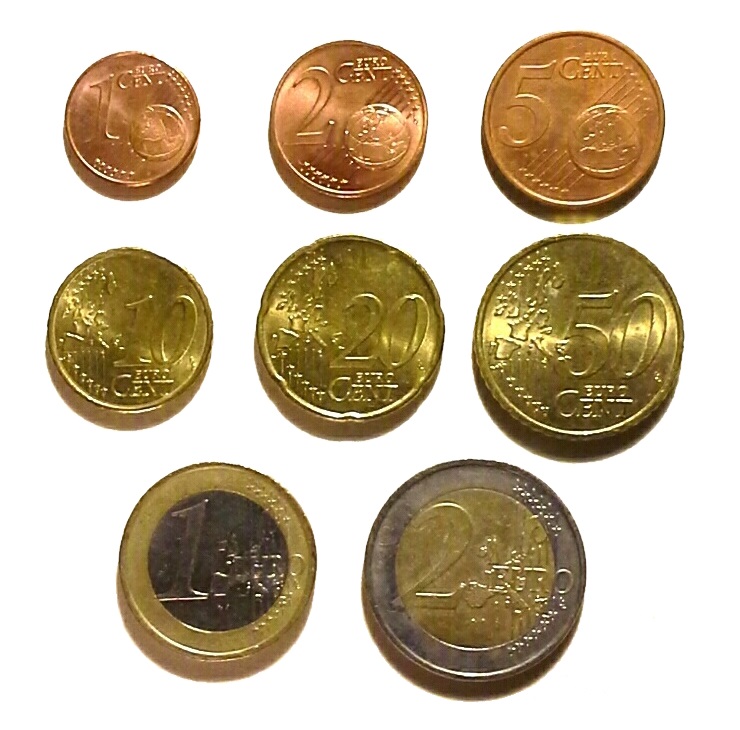 Monedas de euro de distintos valores sobre fondo blanco, imagen sobre cómo afecta el Euríbor a una hipoteca variable