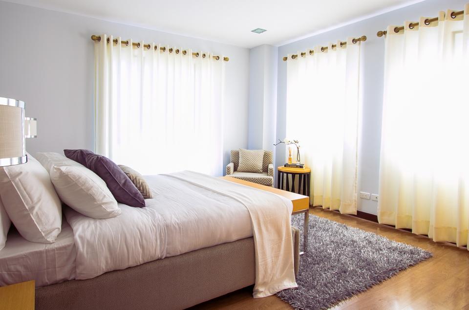 Dormitorio luminoso de un piso de alquiler