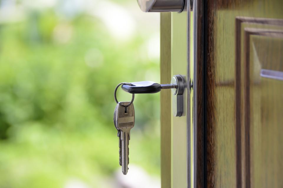 Llaves de una vivienda puestas en la cerradura de la puerta