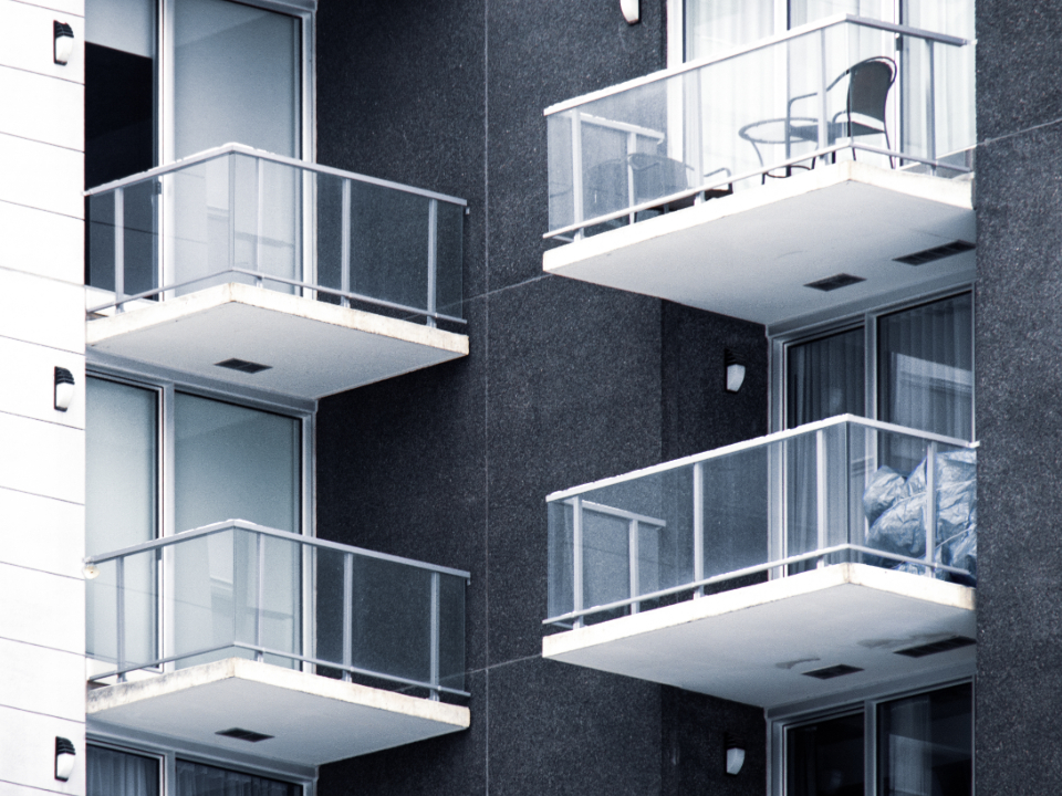 Edificio de viviendas con balcones en una ciudad