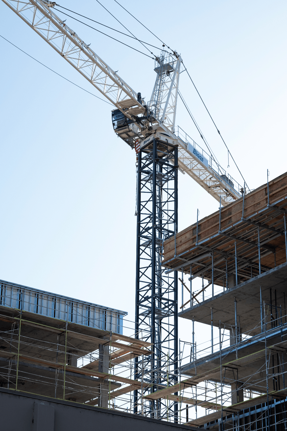 Grúa y estructura de un edificio en construcción, imagen de un nuevo barrio de viviendas