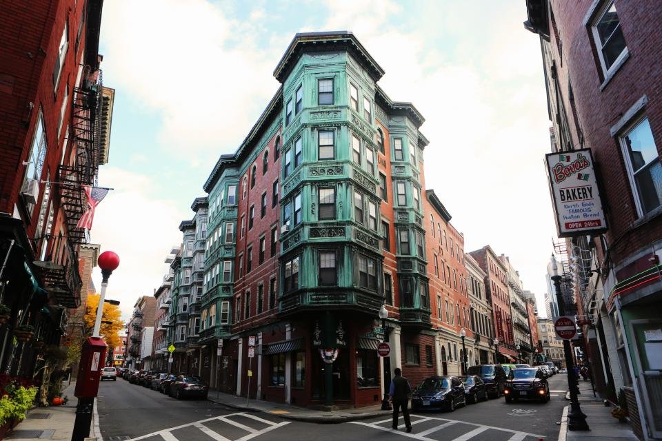 Calle con edificios de pisos, oferta de vivienda en venta