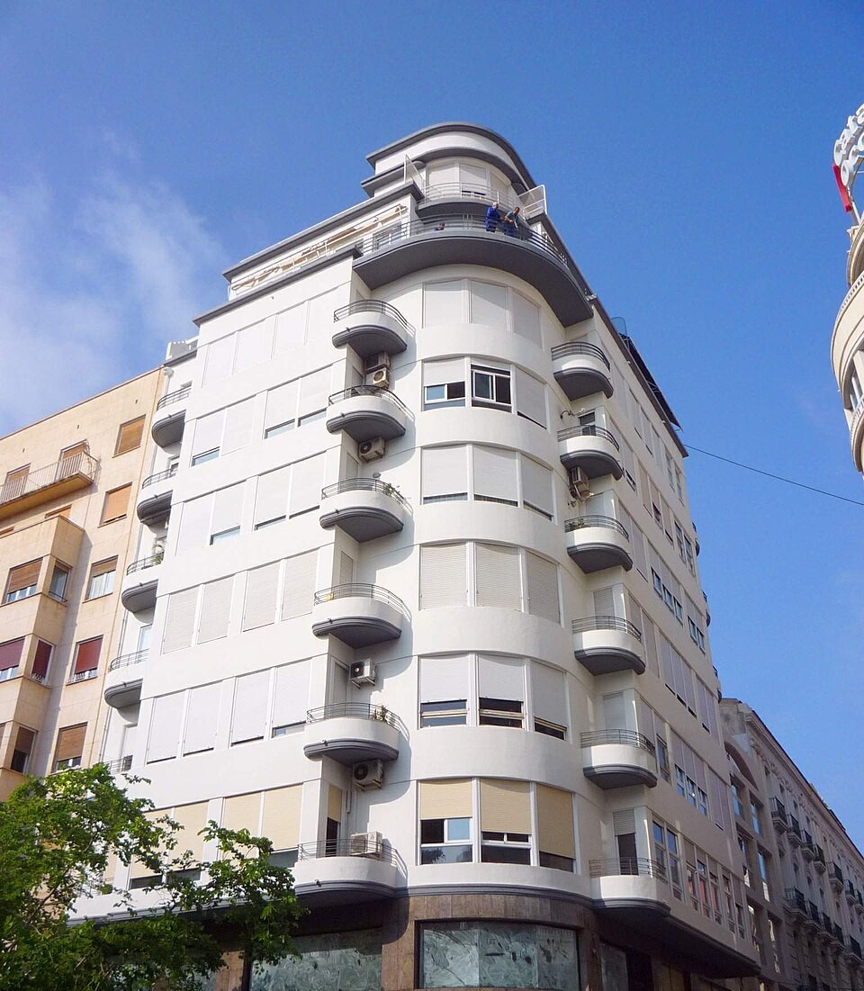 Edificio de viviendas con balcones redondeados en el centro de Alicante
