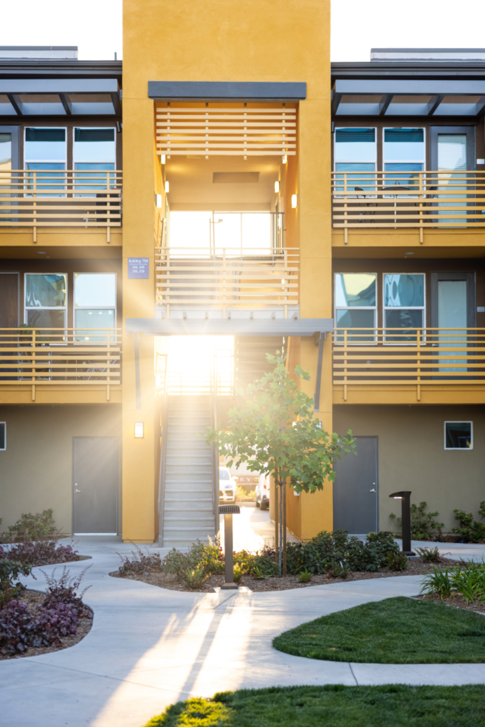 Edificio de viviendas con balcones al sol, precio de la vivienda en septiembre