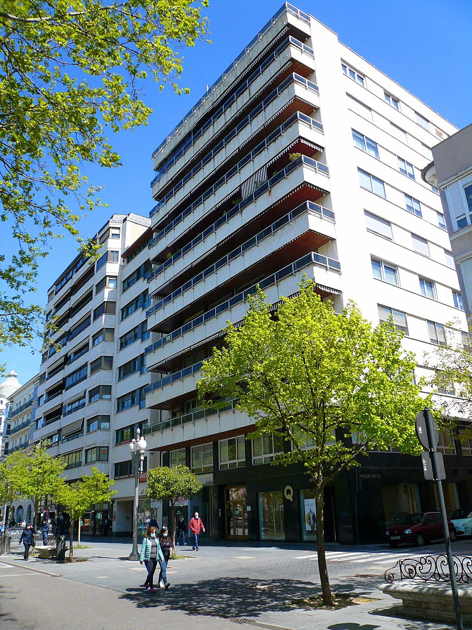 Fachada de un edificio de viviendas con balcones en la Acera de Recoletos de Valladolid, imagen sobre el precio de la vivienda