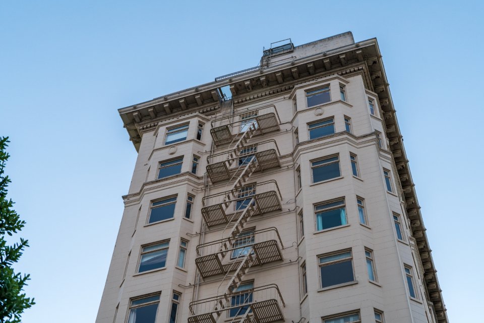 Edificio de viviendas de varias plantas visto desde abajo